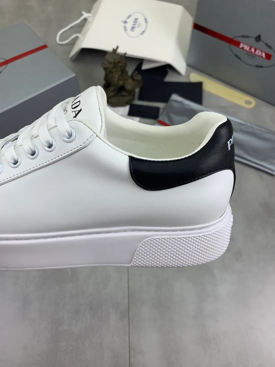 Men's shoes 💰P560💰 [New model] High version official website popular model is on the market, 🆘 Trendy brand (Prada) mainly promotes popular model, avant-garde and versatile fashionable men's shoes private version mold opening, cowhide surface splicing 1:1.. Stylish and simple, original imported cowhide lining cowhide feet; the atmosphere and personality are more fashionable, eye-catching and pursuing class. It will subvert the old idea and be a must-have for fashion trendsetters with you! Must keep it for yourself! Tall and comfortable, large and low, high-end quality workmanship. Size: 38-45; 2️⃣ colors available.